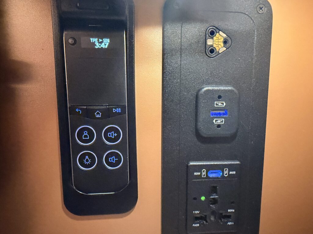 STARLUX A350 Remote, USB-A port and 60W USB-C port